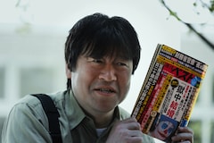 映画「夏目アラタの結婚」より、佐藤二朗演じる死刑囚アイテムコレクターの藤田信吾。
