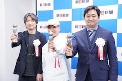 左から榎本俊二、りんたろう、横手市増田まんが美術財団代表理事の大石卓氏
